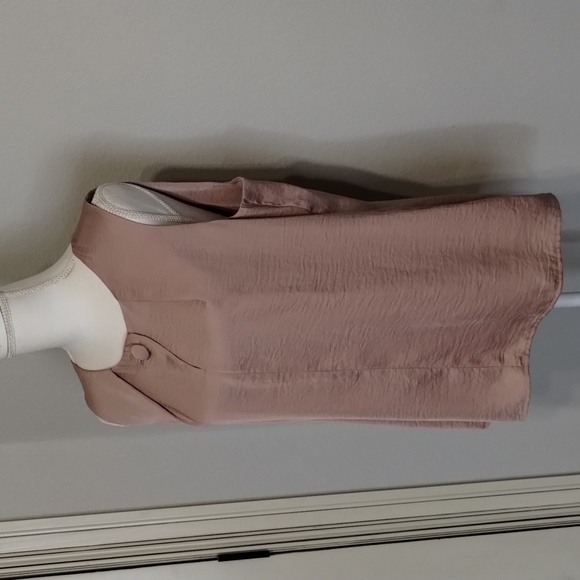 CABI One button Blouse sleeveless size medium maybe pink color satin - Picture 2 of 11